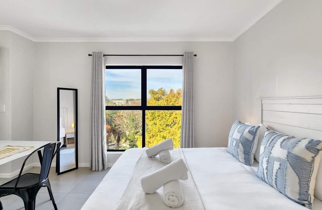 Rivers Edge Apartment in Rondebosch with Balcony