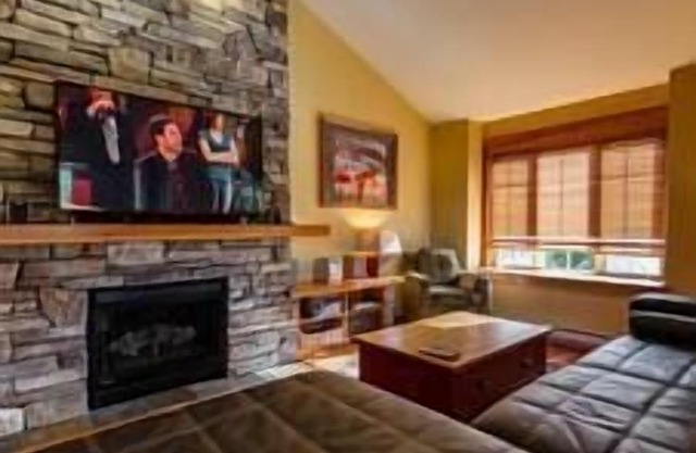 Riverside Chalet/Fireplace/Walk to Elk River