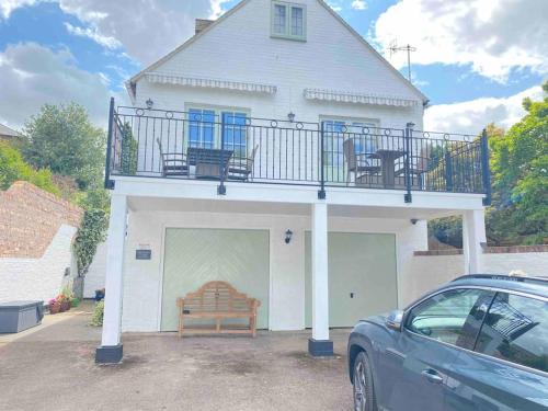 Riverside Cottage with balcony and fishing jetty