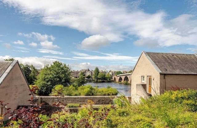 Riverside Garden Apartment with lovely River Tay views and parking nn