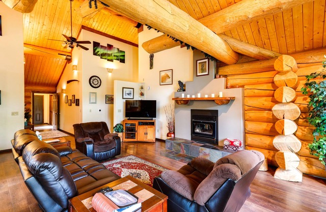 Riverside Log Cabin: On-Site Aurora Viewing!
