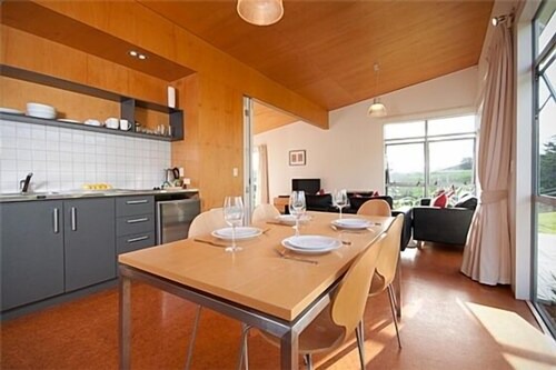 Riverside Matakana luxury apartment style bach