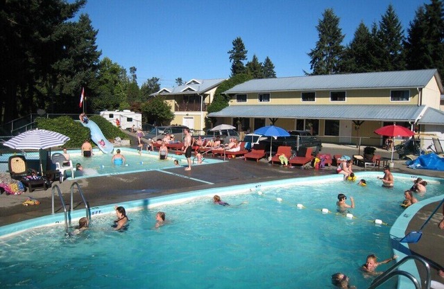Riverside Resort - House on the River (4 Bed 3 Bath Character House)