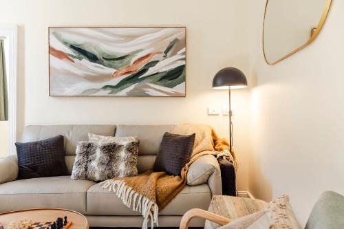 Rivulet Retreat - Cosy South Hobart Home & Parking