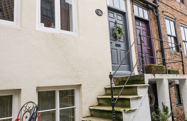ROBINS NEST, pet friendly, character holiday cottage in Whitby