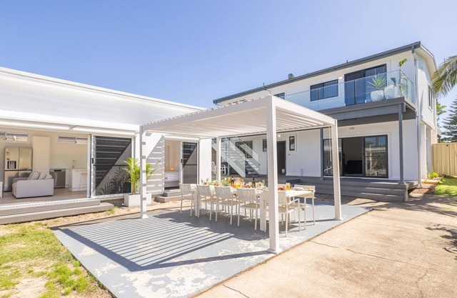 Robinson Retreat with Beach Bungalow, 3 Robinson St - air con, 2 kitchens, 6 bedrooms, 4 bathrooms