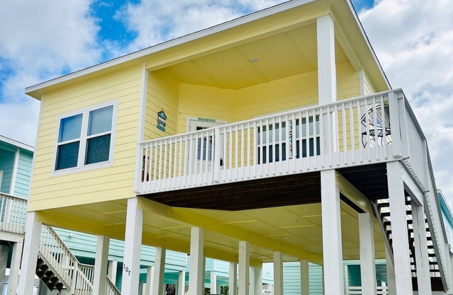 Rockport Cottage- awesome location + pool & 5 min from shopping and the beach!