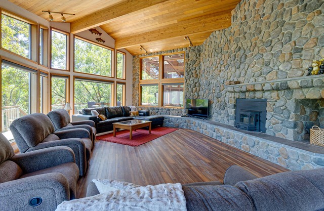 Rogue Keystone Lodge- River Front Views/Spa/Sleeps 7