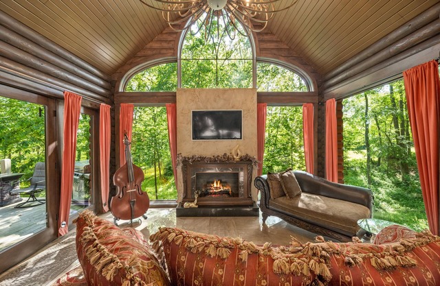 Romance-Grande Old World-Lux Hot Tub-Kayaks-Private Spa w/Massage Chair & Sauna