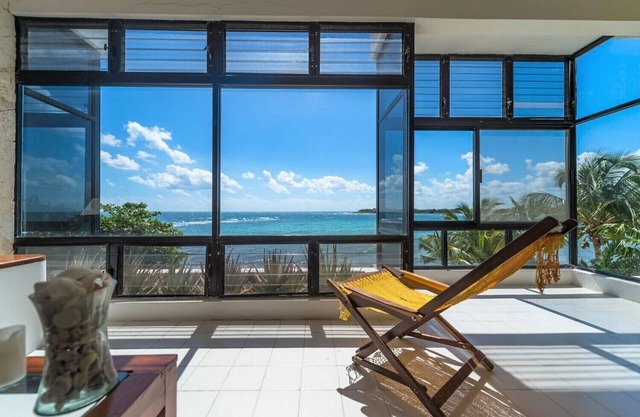 Romantic, charming condo with shared pools and magnificent view of the ocean!
