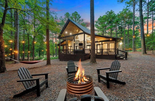 Romantic Forest Cabin, Views, Massage Spa, Sauna, Hot Tub