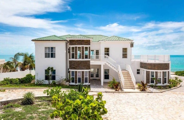 Romantic Getaway Villa w/WIFI & equipped kitchen