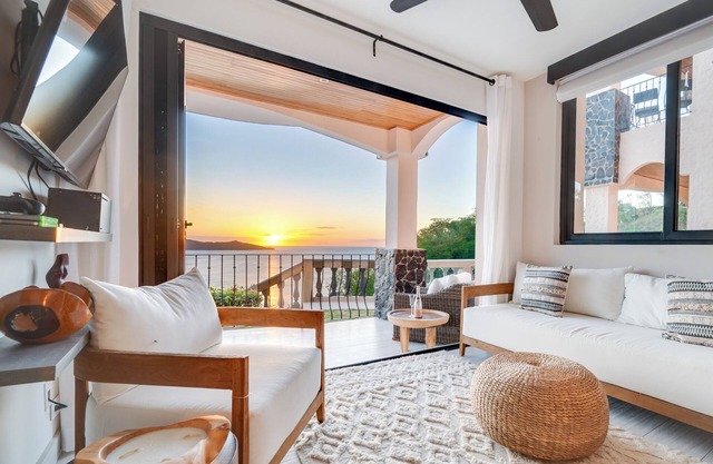 Romantic Getaway with Stunning Panoramic Ocean Views, Amazing Sunsets