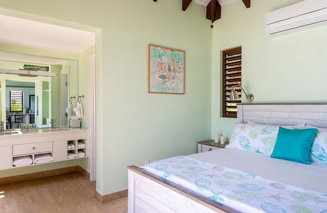 Romantic Getaway, LOWEST DENSITY on the Island, STAND ALONE BUNGALOWS!