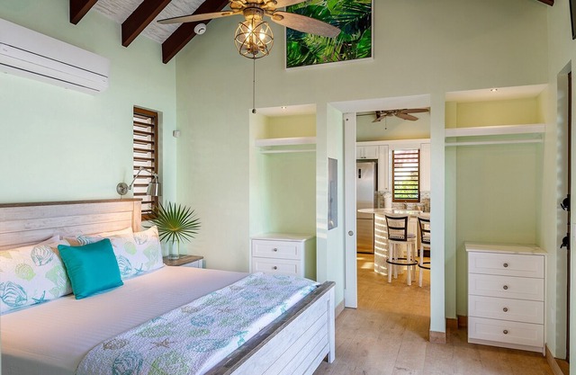 Romantic Getaway, LOWEST DENSITY on the Island, STAND ALONE BUNGALOWS!