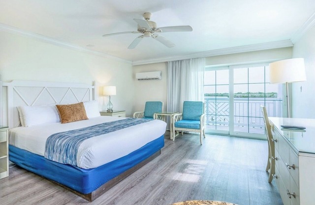 Romantic Getaway Unit w/Scenic Bay Views & Private Balcony | Parking | Pool