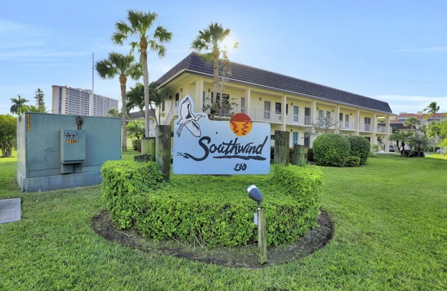 Romantic getaway w/ heated pool & brief walk to beach