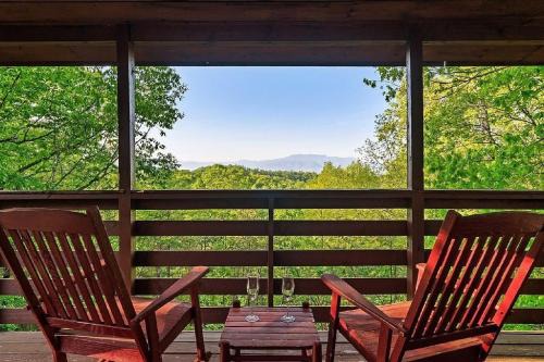Romantic, Private Cabin in Smokies Hot Tub Firepit