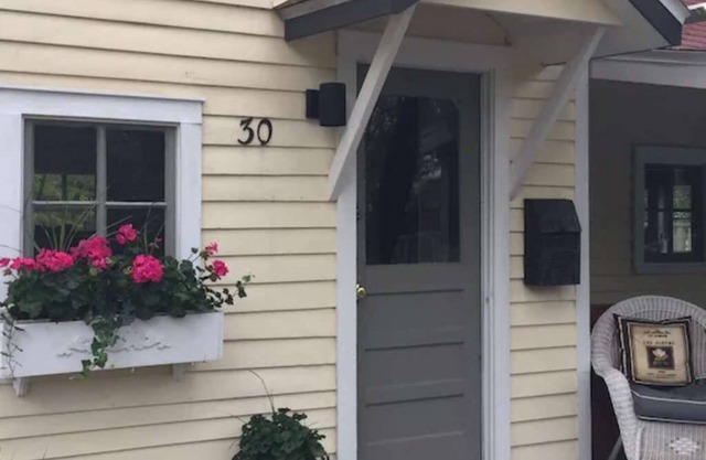 Romantic Refreshing 1890s Cottage Uptown Eureka Springs Weekday Specials!