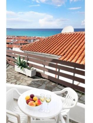 Rona Vista Suites cozy veranda