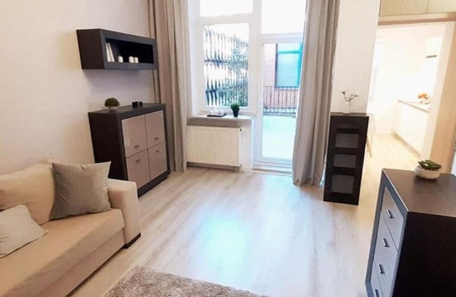 Rondo ONZ Metro, Krochmalna 32A Street