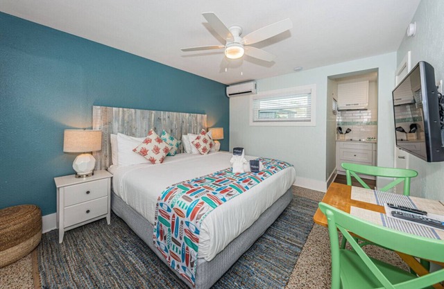Room 10 · Renovated Boutique Hotel room with a Pool and dock