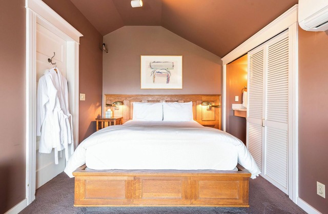 Room 306 - Unique Accommodations in Seattle's Capitol Hill