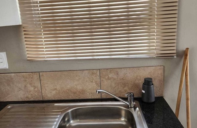 Room in B&B - Khutsong Apartmentss