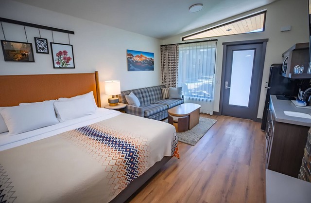 Room Near Yosemite Tioga Pass, Ski Rentals, Local Dining & Scenic Trailheads