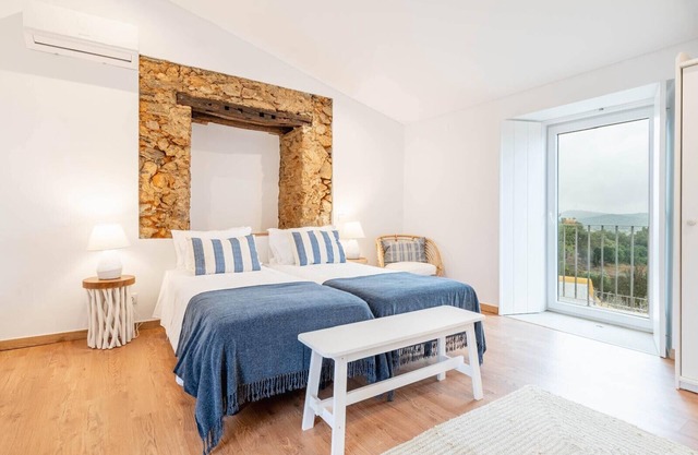 Room 'Quarto 1' with Shared Pool