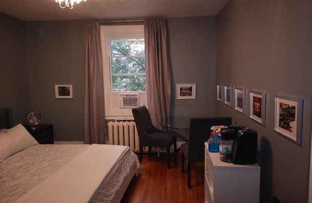 Room with King Bed in Shared 3 Bedroom Downtown
