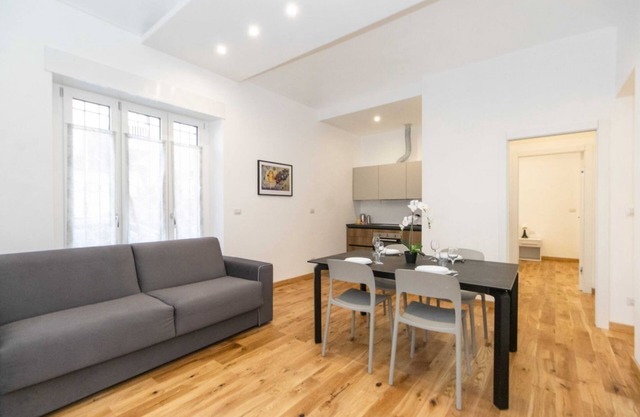 Roomy and comfortable apartment ideal for hosting up to 6 people is located in the Cenisia district, a quiet residential area, near the Turin Polytechnic campus and the Court, 2 km from Porta Susa station, and close to bus and metro lines for the city ce