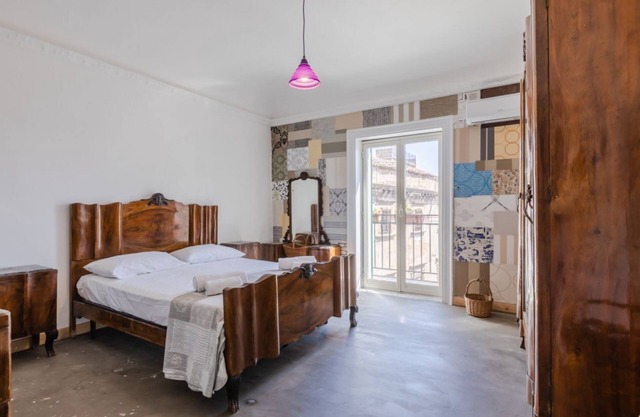 Roomy apartment of about 110 sqm, with characteristic finishes, able to accommodate up to 10 people, located on the third floor of a renovated building (NO lift). The property is located in the center of Palermo, in a Restricted-Traffic Area, a short dis