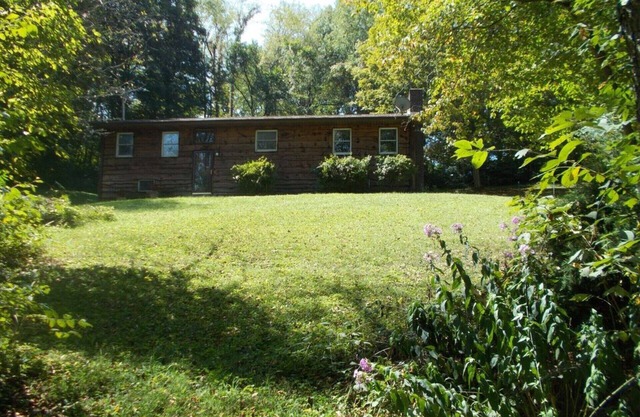 Roomy Relaxing House, Large Yard Stores Restaurants Trails Lake River PavedDrive
