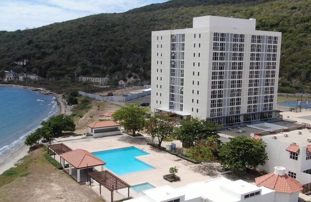 ROPER'S PLACE.Bayfront apartment/Balcony view Close to Kingston/Airportn
