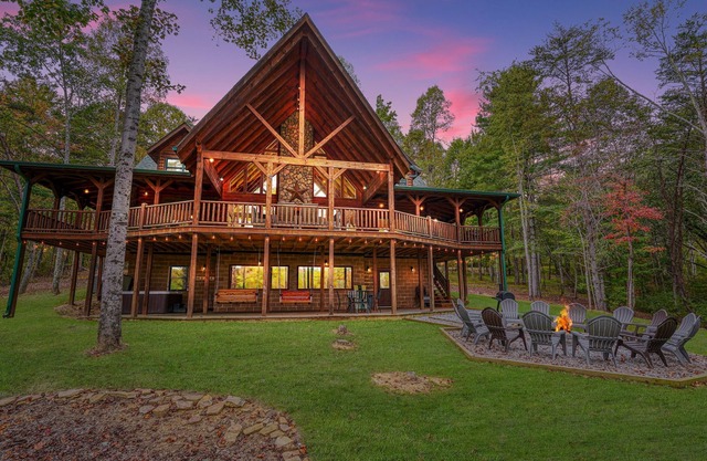 Rose Ridge - 8BR/5.5BA Luxury Log Cabin on 25 Acres - Walk to Old Man's Cave!