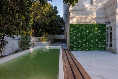 Rothschild Modern Apartment with a Pool