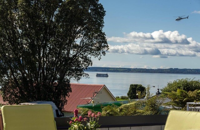 ROTORUA CENTRAL A+ LOCATION. 5 MIN WALK TO WATERFRONT. 2BDM/2 BATH LAKE VIEW.
