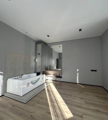 Royal jacuzzi apartment on Krehivska 10 st