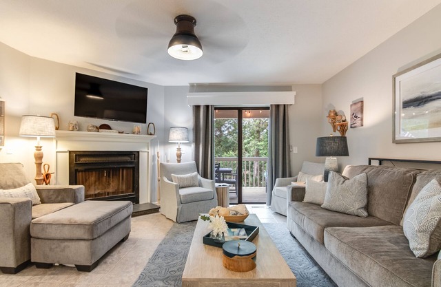 Royal James Condo-Perfect for families, neighborhood pool, golf cart included BOTH clubs Available