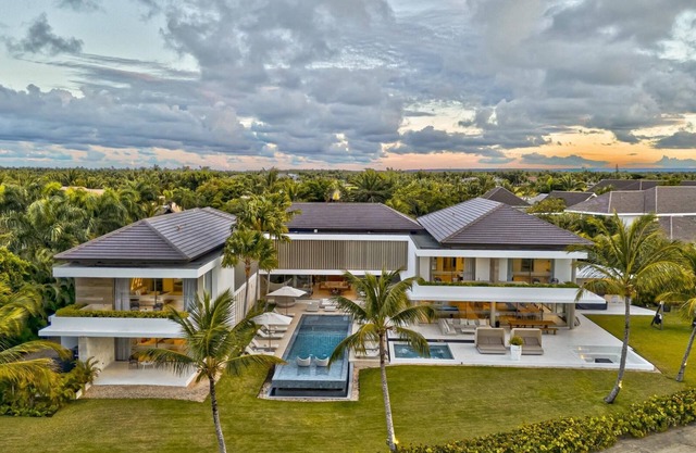 Royale Estate - 15 Bedroom Complex