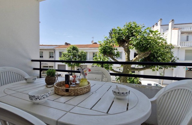 Royan - IDEAL LOCATION for this APARTMENT - terrace - private garage