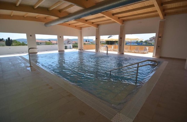 Rubinić A8, 200m to the beach, indoor heated pool, 4 people, free WiFi, parking
