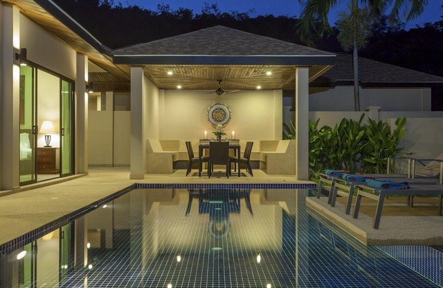 Ruby Villa: 3 bedroom, private pool Villa, near Nai Harn Beach, maid and cook