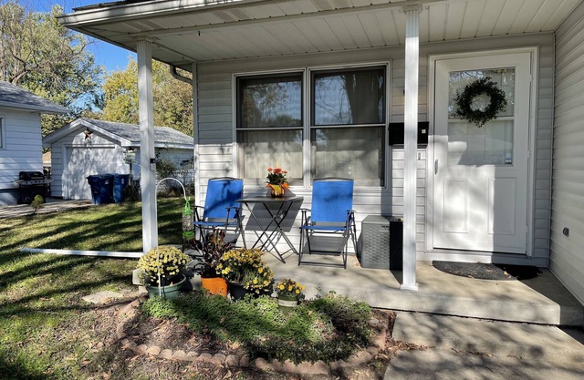 Rudy's - Single level home w/2 Bedrooms, 1 Bath, equipped kitchen, & laundry