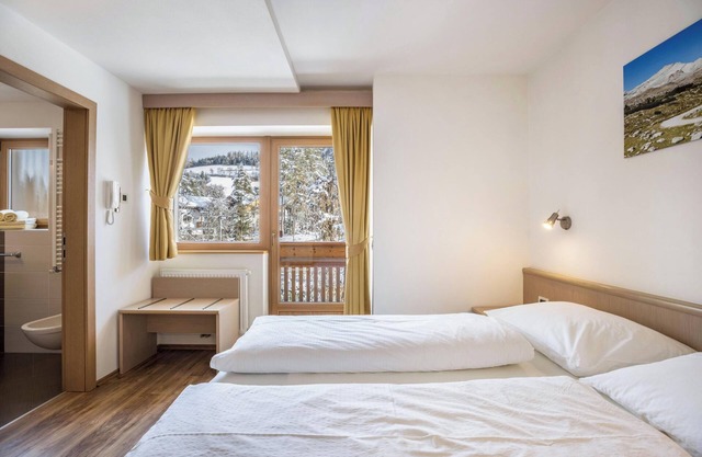 Runcac - Holiday Apartment Salt with Mountain View, Wi-Fi & Balcony