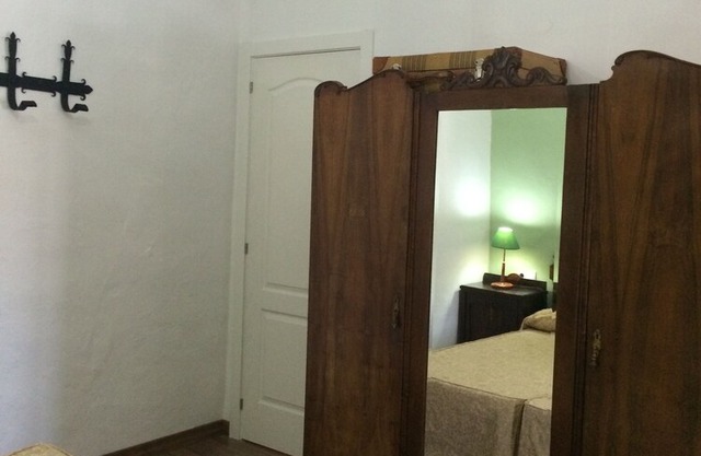 Rural Accommodation Shared Garden of French, Bedroom Green