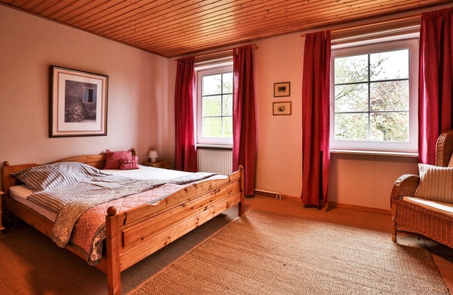 Rural charm, modern living under thatch in the old farmhouse up to 6 people