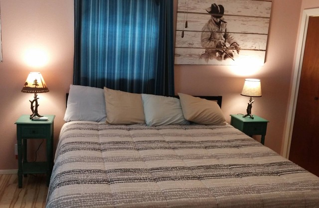 Rural Oasis - Cowboy's Private Room & Private Bathroom
