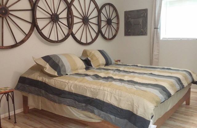 Rural Oasis - King's Private Room and Shared Bathroom